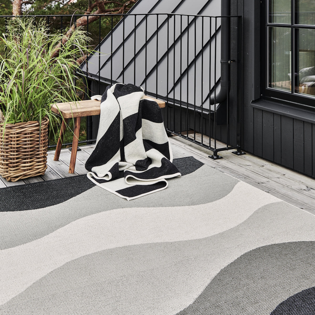 Pappelina_Urvi_Rug_Metal_Lifestyle
