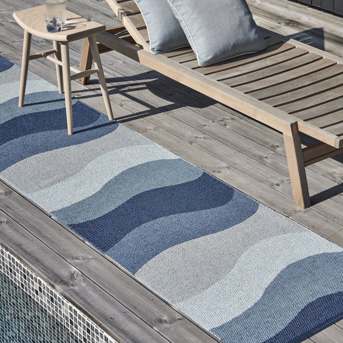 Pappelina_Rug_Urvi_Water_Lifestyle