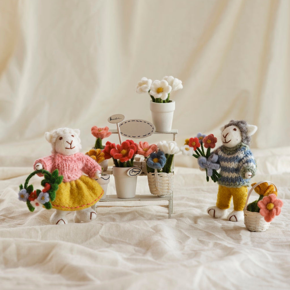 Gry & Sif Sheep Small White Girly Flower Wreath