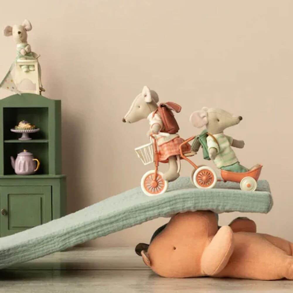 Maileg_Abri_a_Tricycle_Mouse_Coral_2024