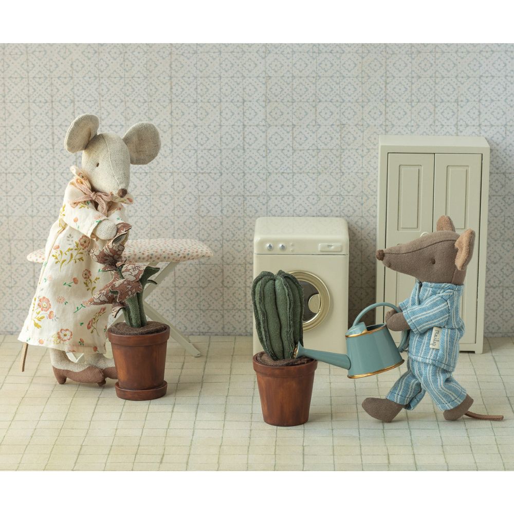 Maileg_Watering_Can_Mouse_Light_Blue2