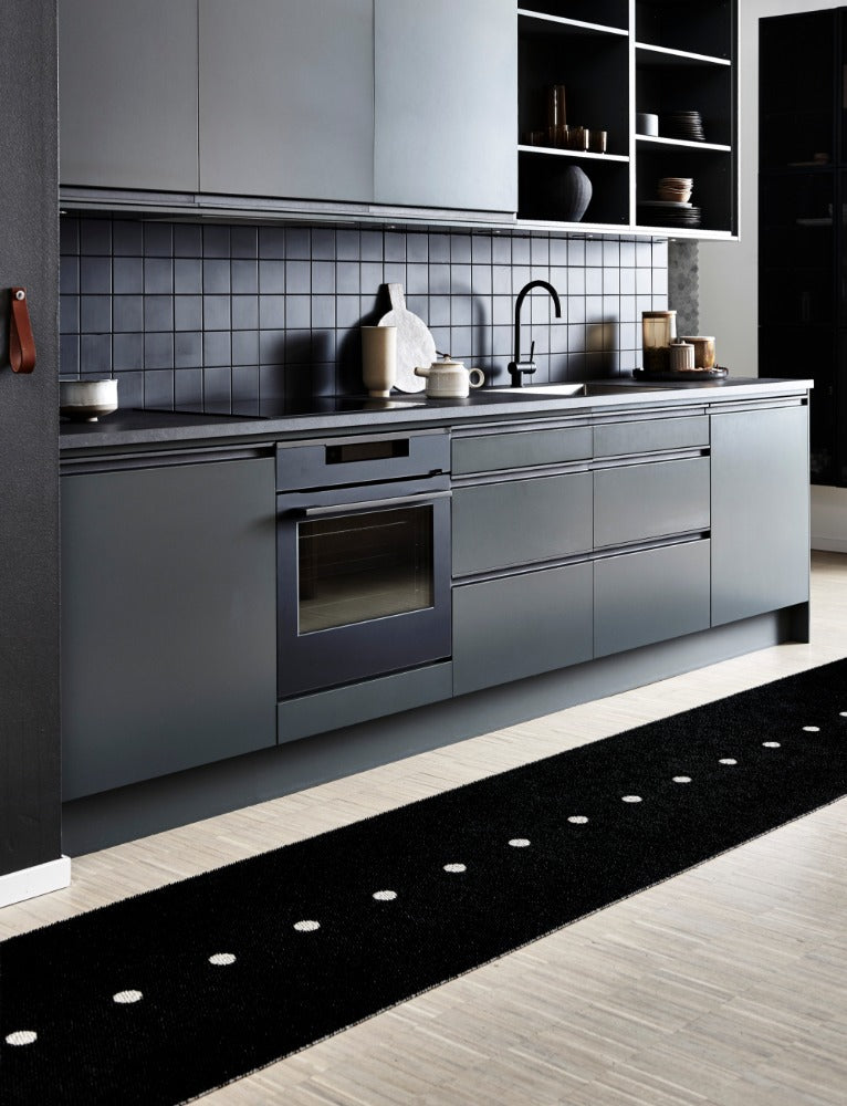 Pappelina_Rug_Peg_Black_Lifestyle