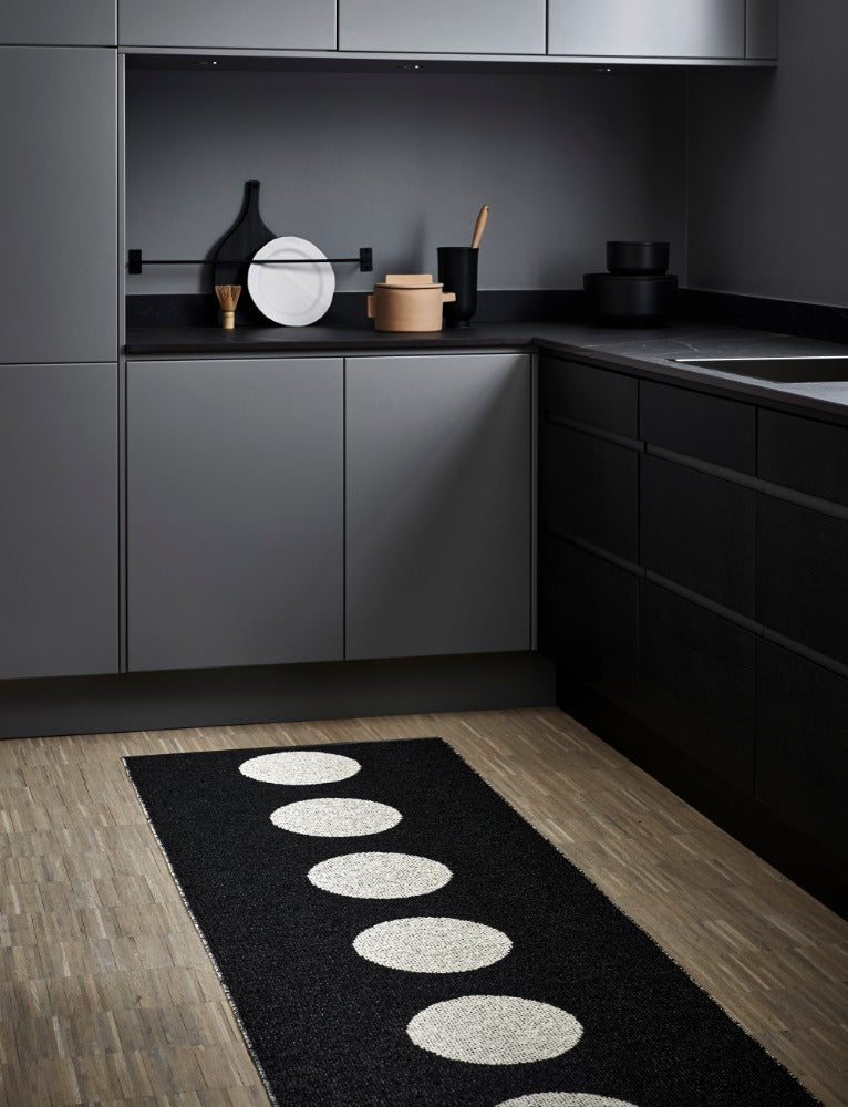 Pappelina_Rug_Vera_Black_Lifestyle
