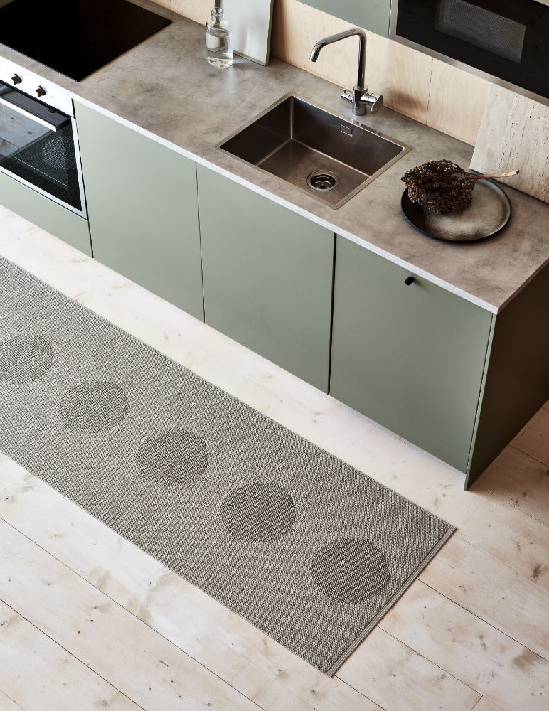 Pappelina_Rug_Vera_2.0_Dark_Linen_Lifestyle