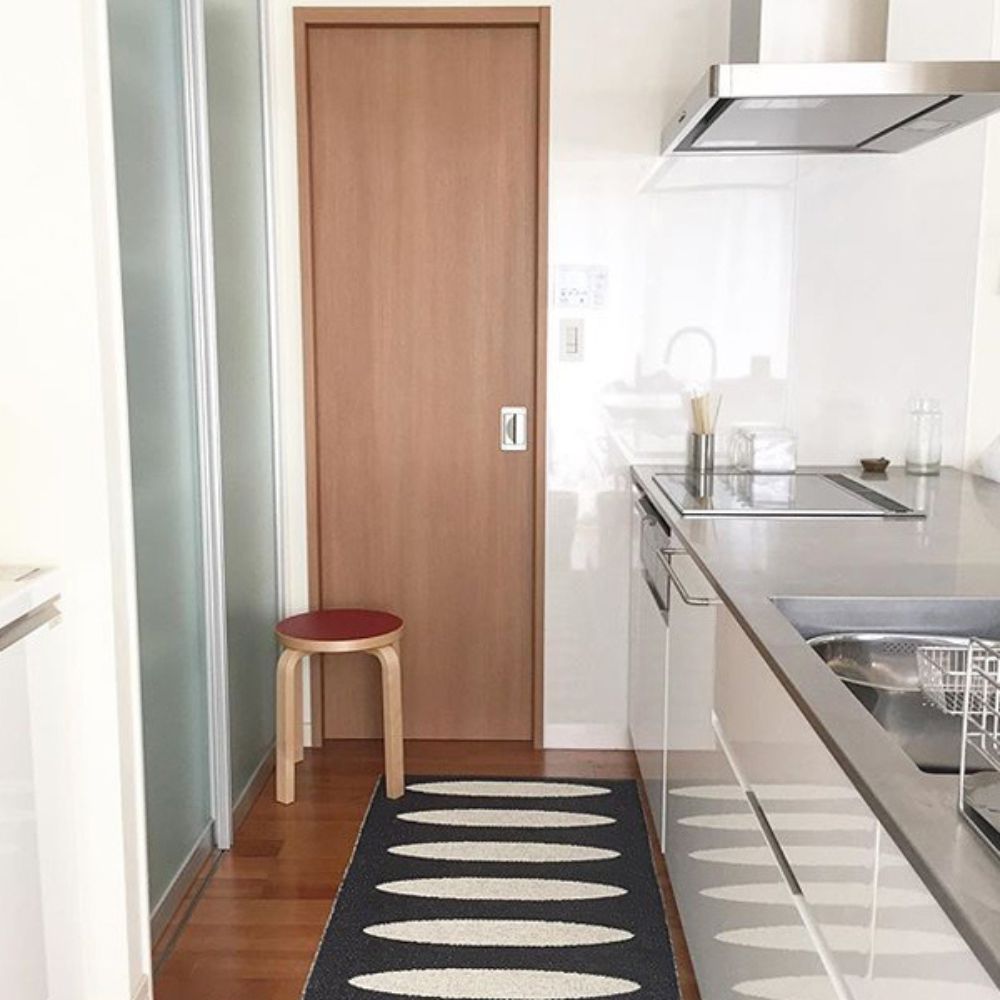 Pappelina_Rug_Ella_Black_Kitchen_Lifestyle