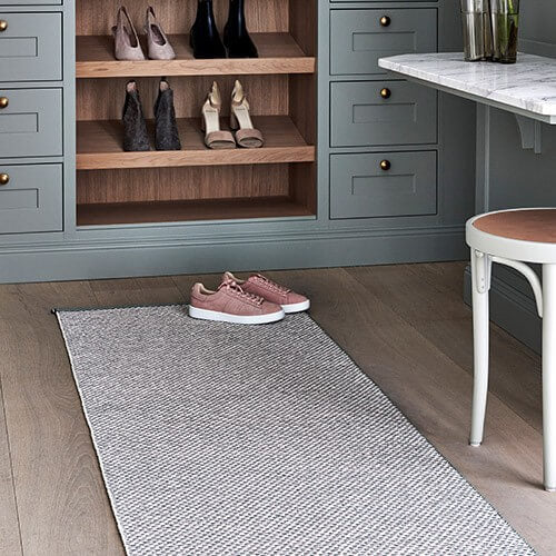 Pappelina_Rug_Mono_Dark_Linen_Lifestyle