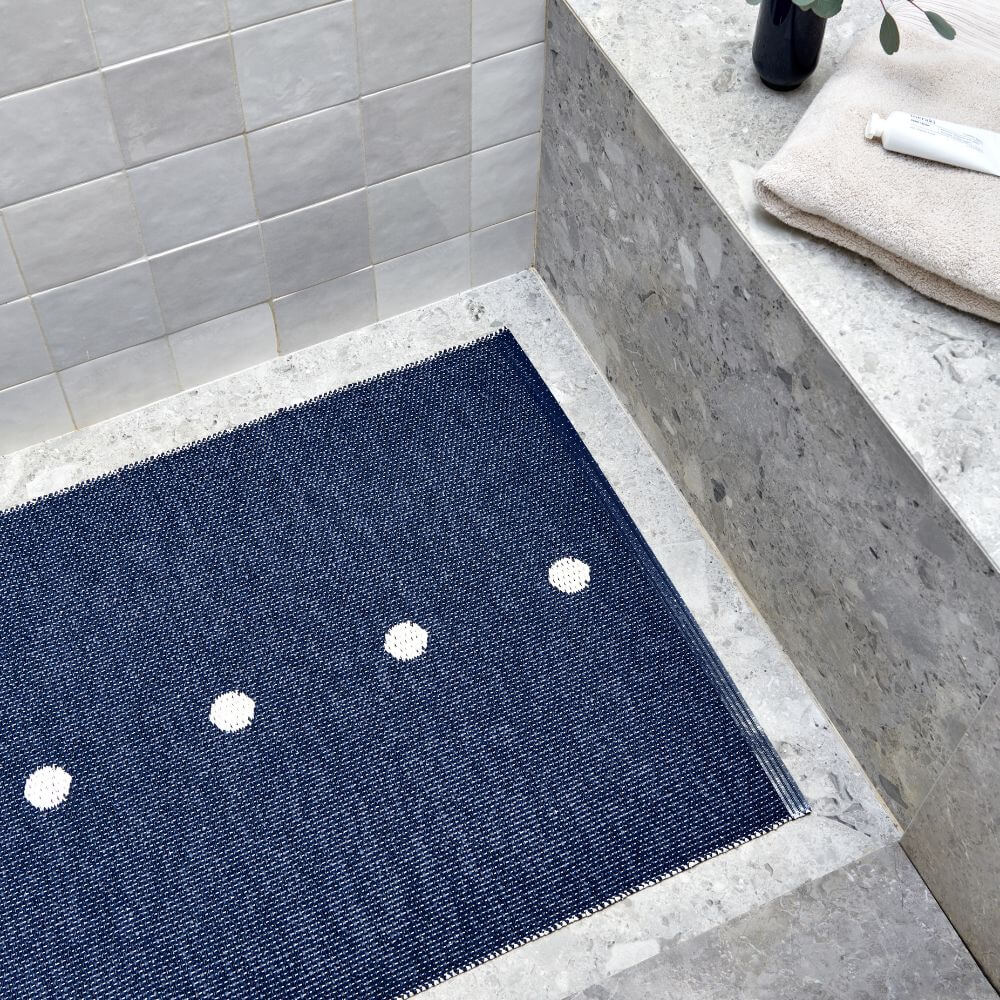 Pappelina_Rug_Peg_Dark_Blue_Reverse