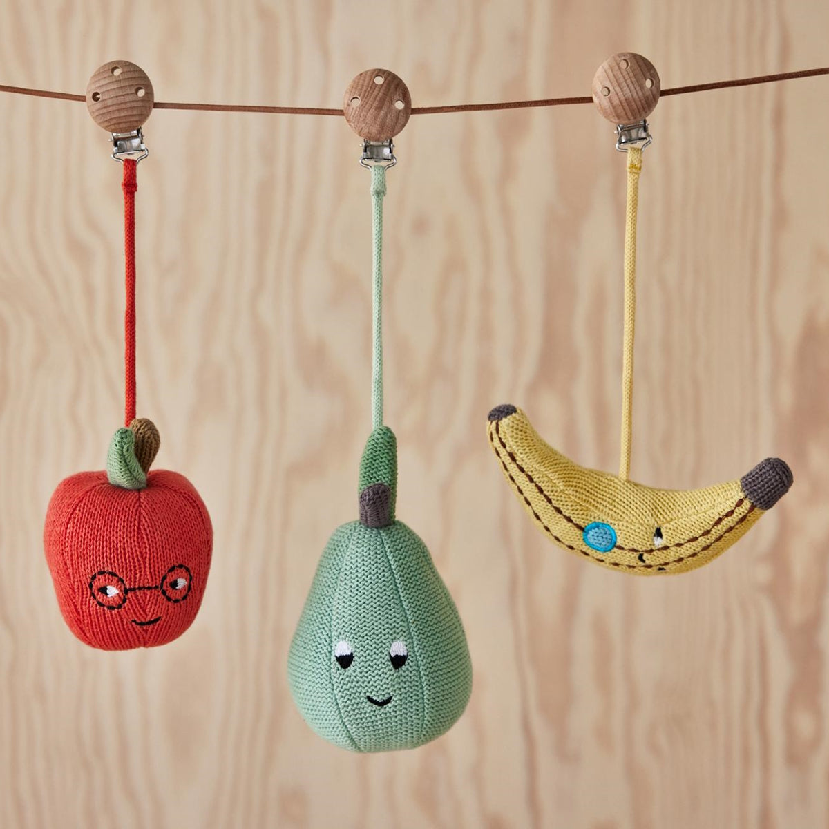 OYOY Yummy Apple Pram Toy Clip