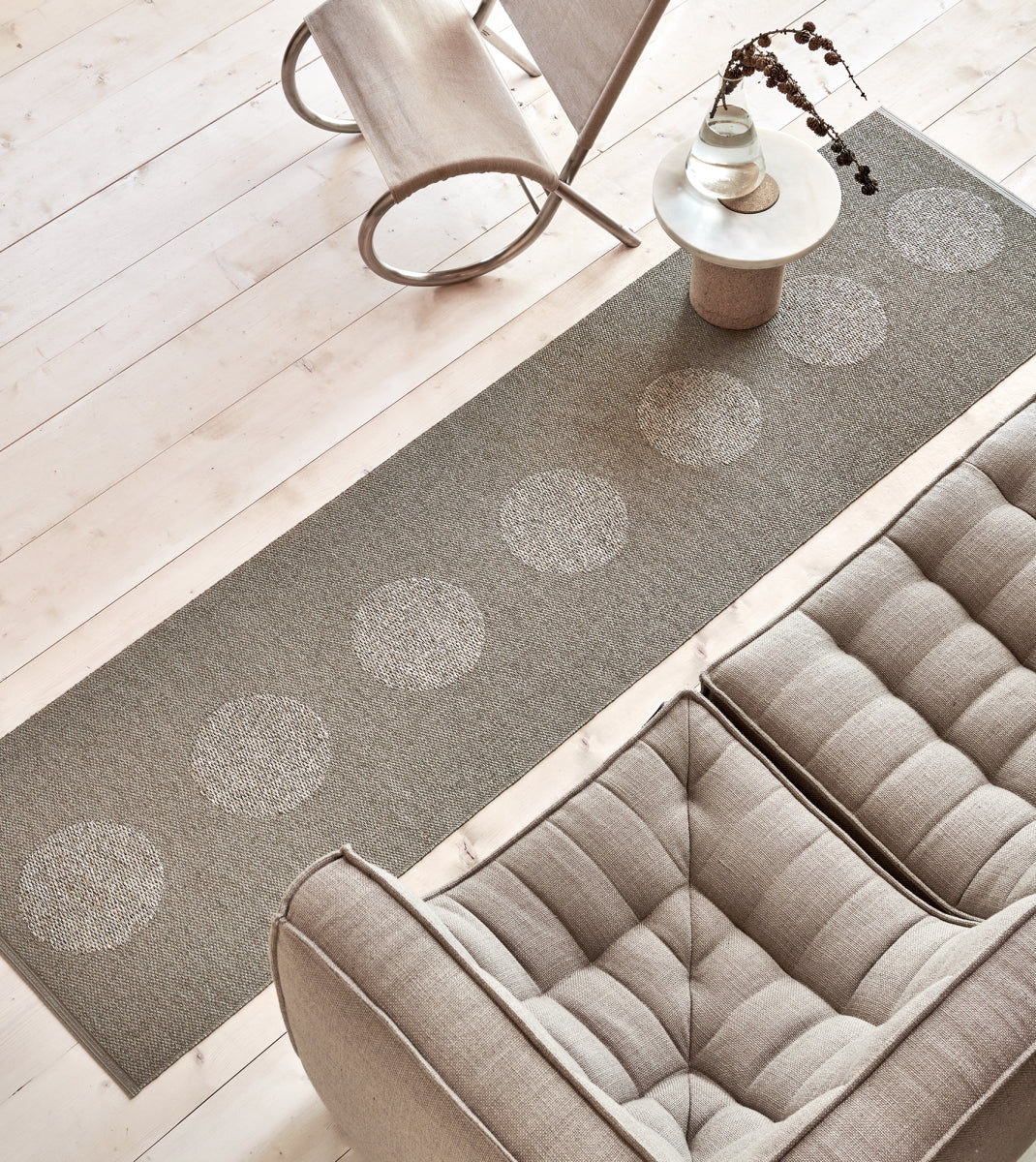 Pappelina_Rug_Vera_2.0_Dark_Linen_Lifestyle