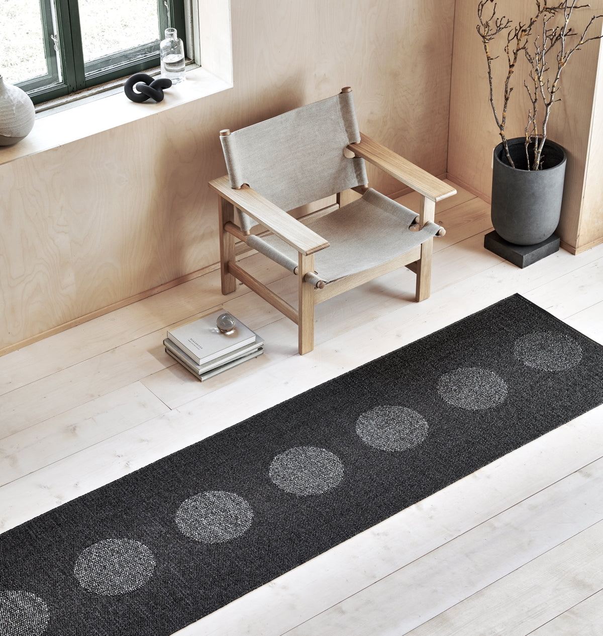 Pappelina_Rug_Vera_2.0_Black_Lifestyle