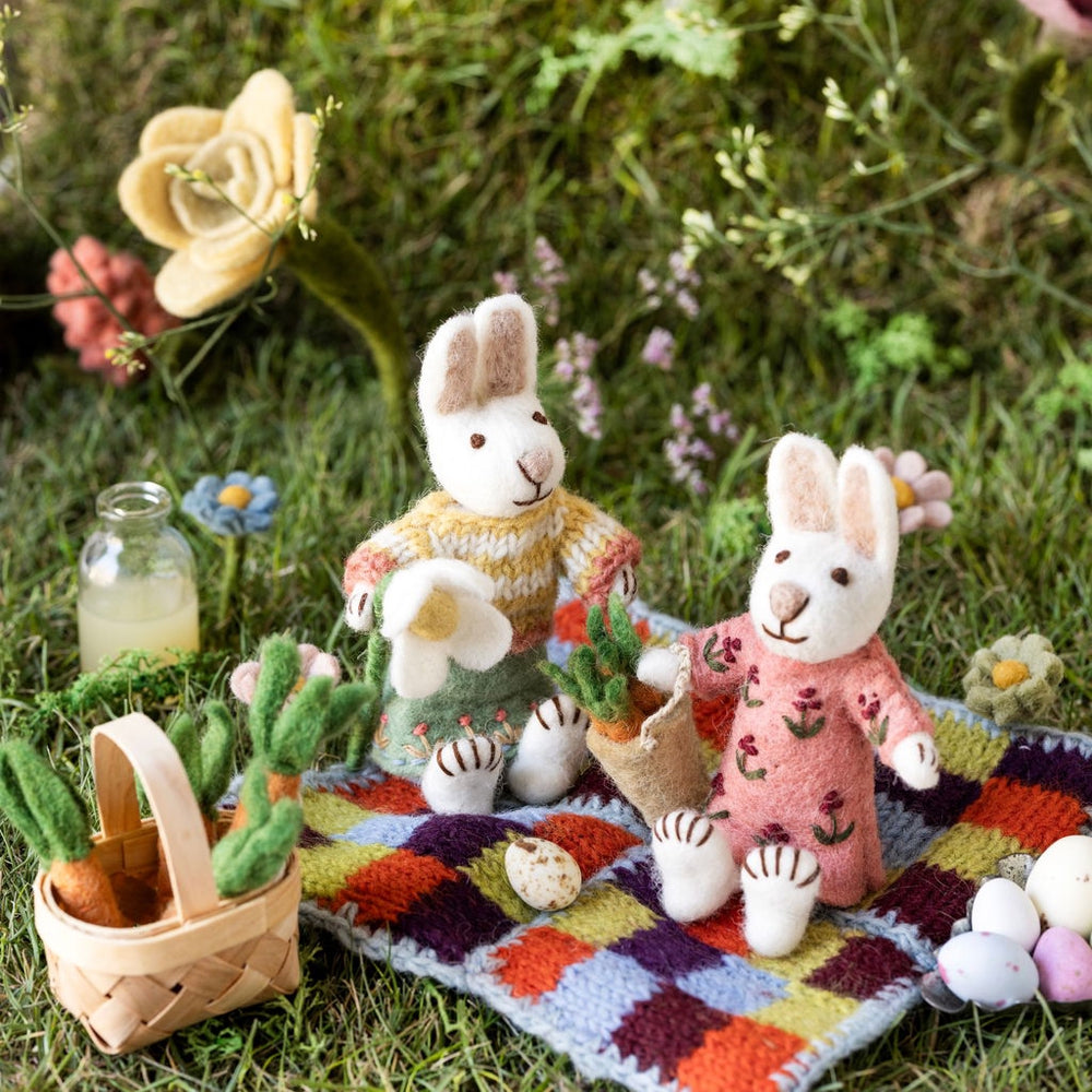 Gry & Sif Bunny Small White Girl Carrot Basket