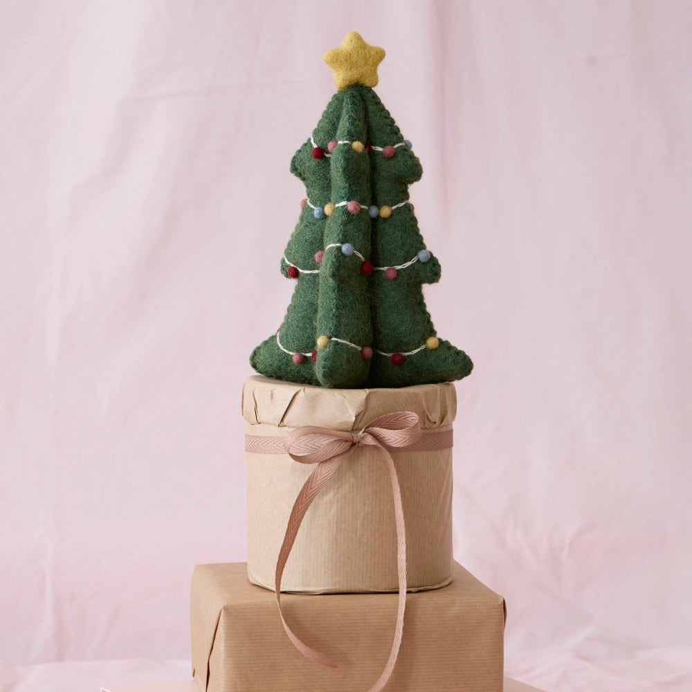 Gry & Sif Christmas Tree with Garland Decoration