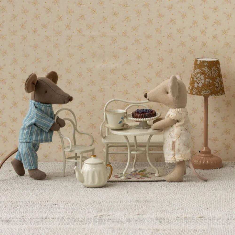 Maileg_Afternoon_Tea_Set_Blue_Madelaine_lifestyle
