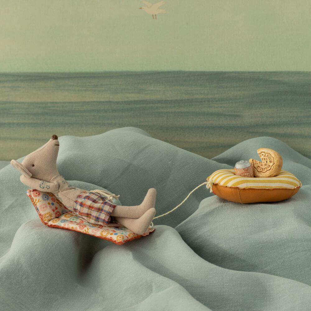 Maileg_Beach_Mouse_Dad_with_Air_Mattress_Flower