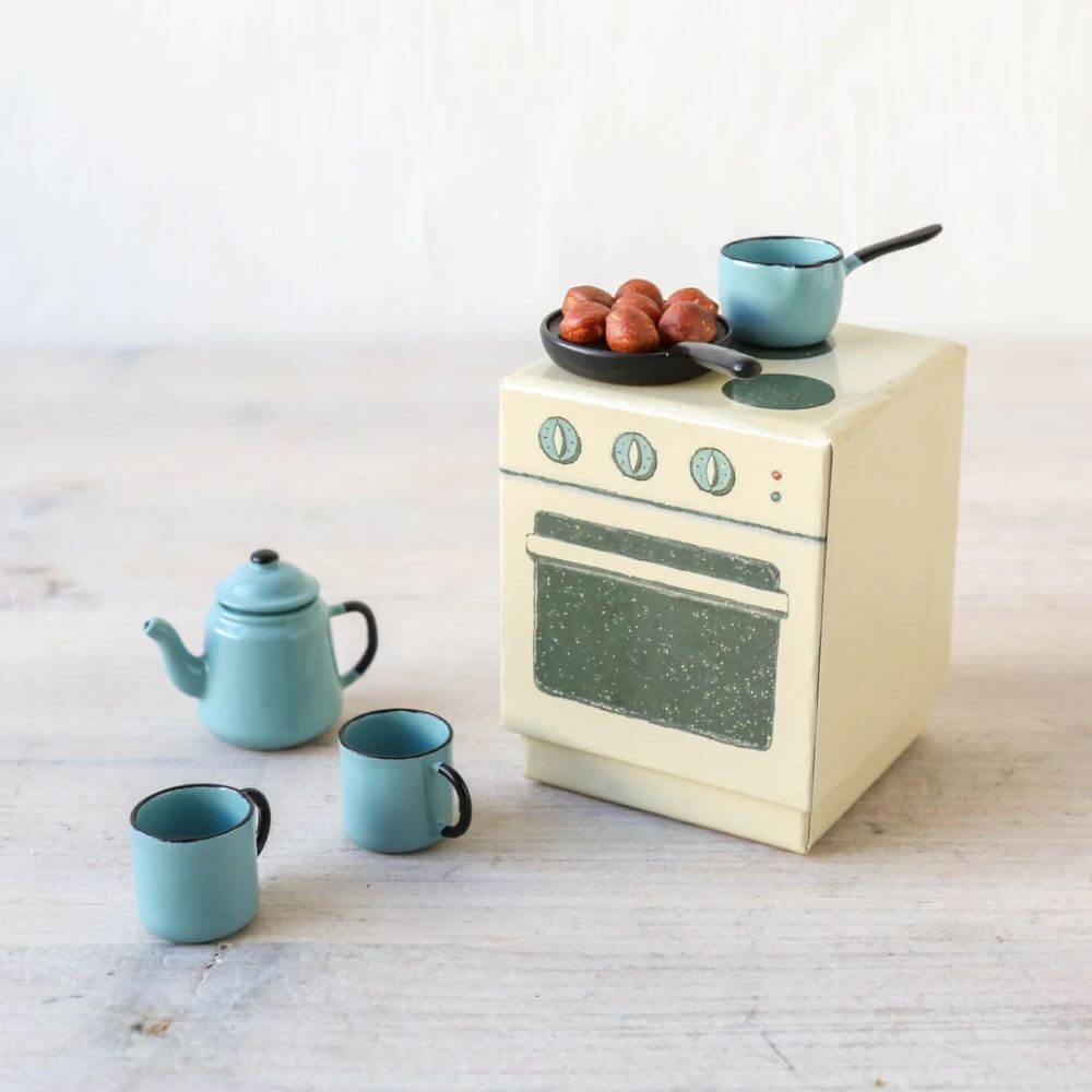 Maileg_Madam_Blues_Favorites_Cooking_Set_Lifestyle1