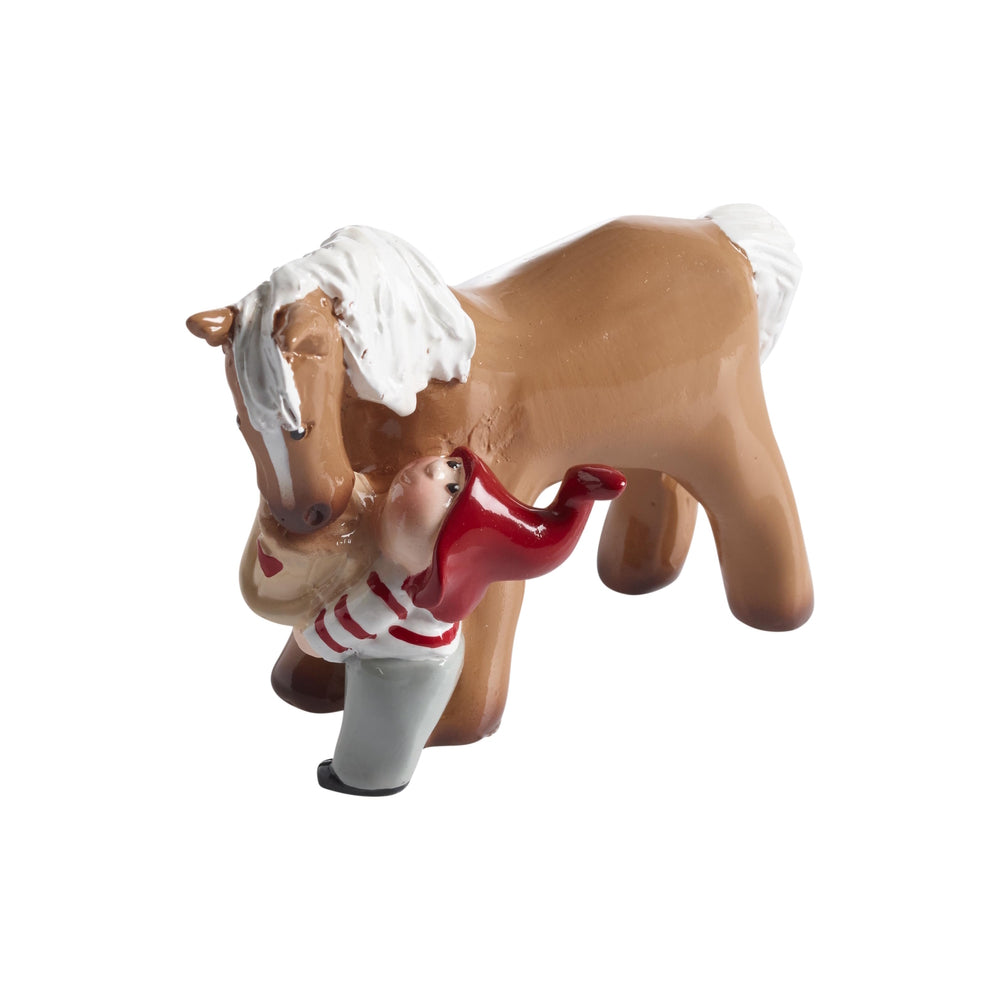 Naasgransgarden Tusse Feeding Horse