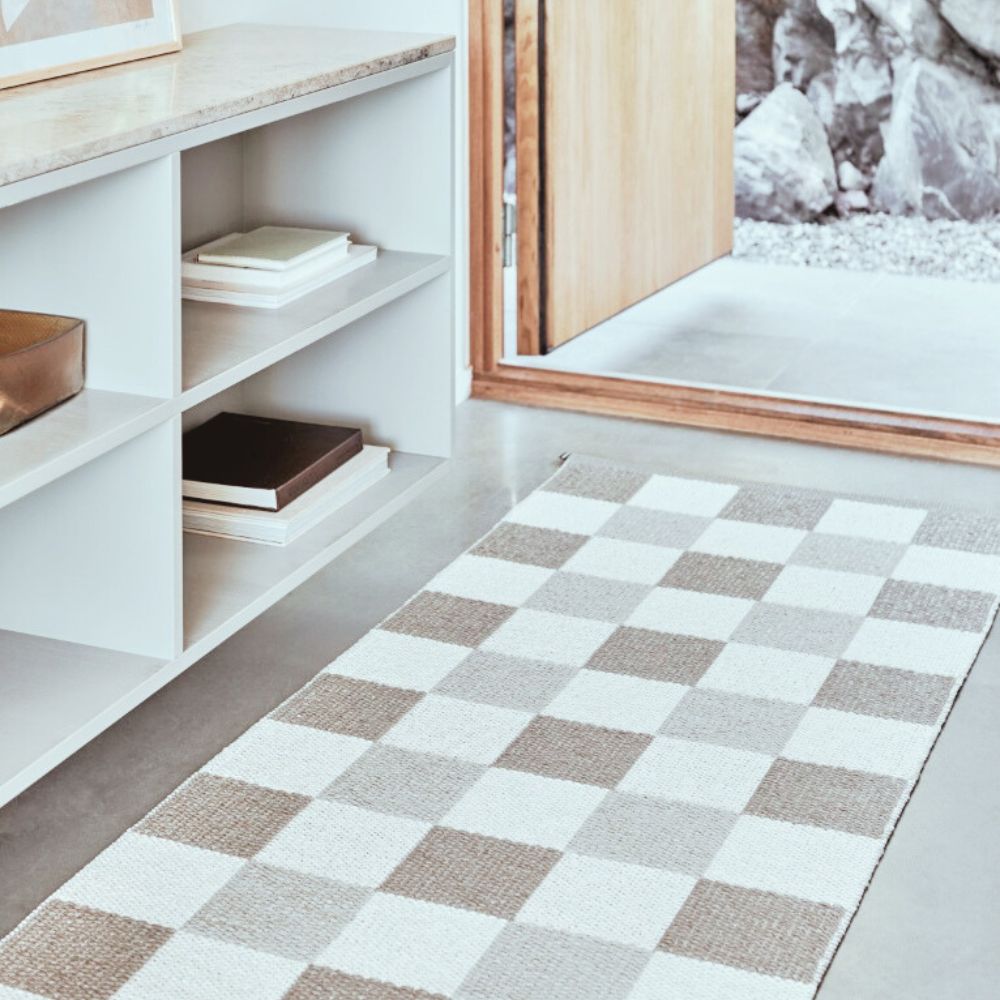 Pappelina-pix-rug-dark-linen-lifestyle