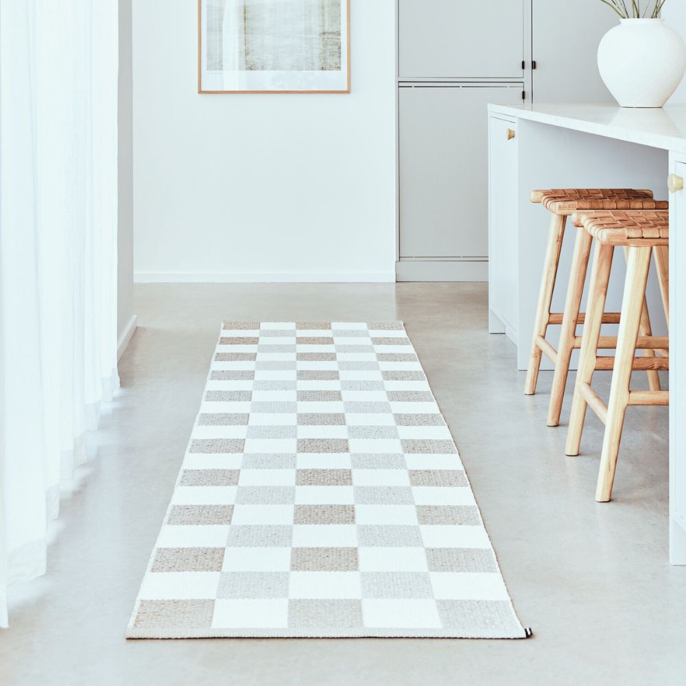 Pappelina-pix-rug-dark-linen-lifestyle