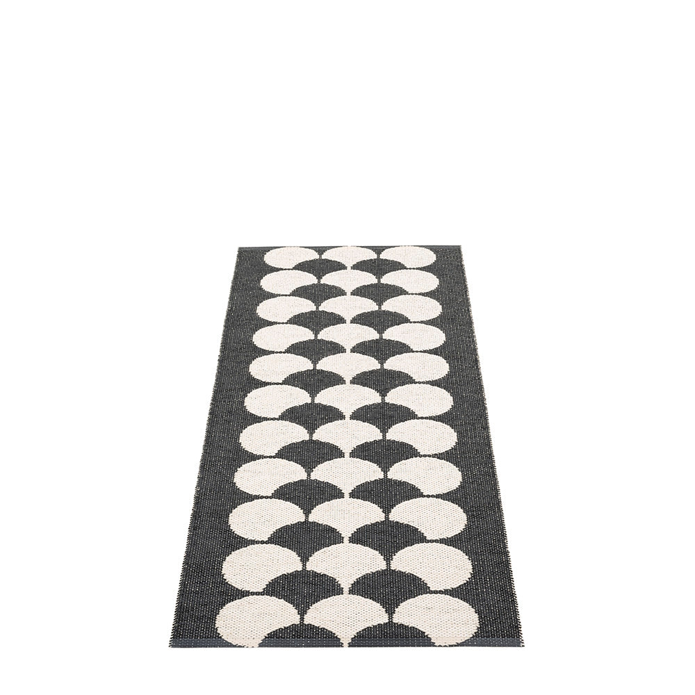 Pappelina Rug Bio Poppy Black 70x150