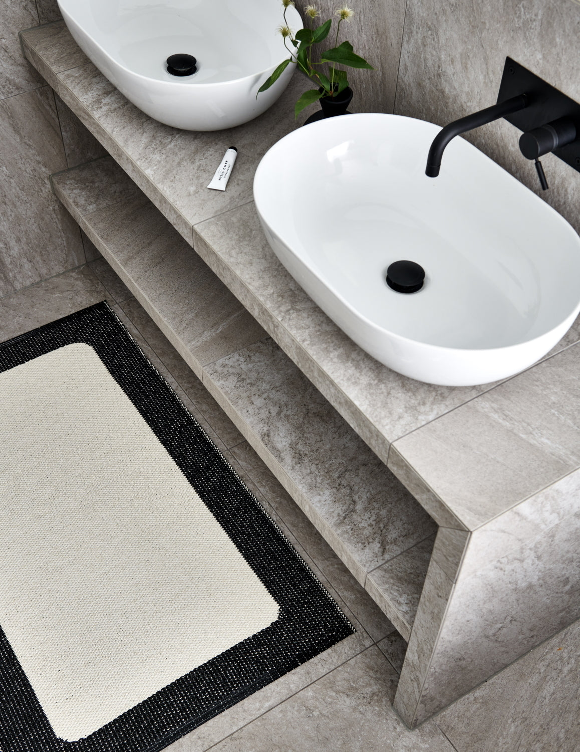 Pappelina Rug Ilda Black