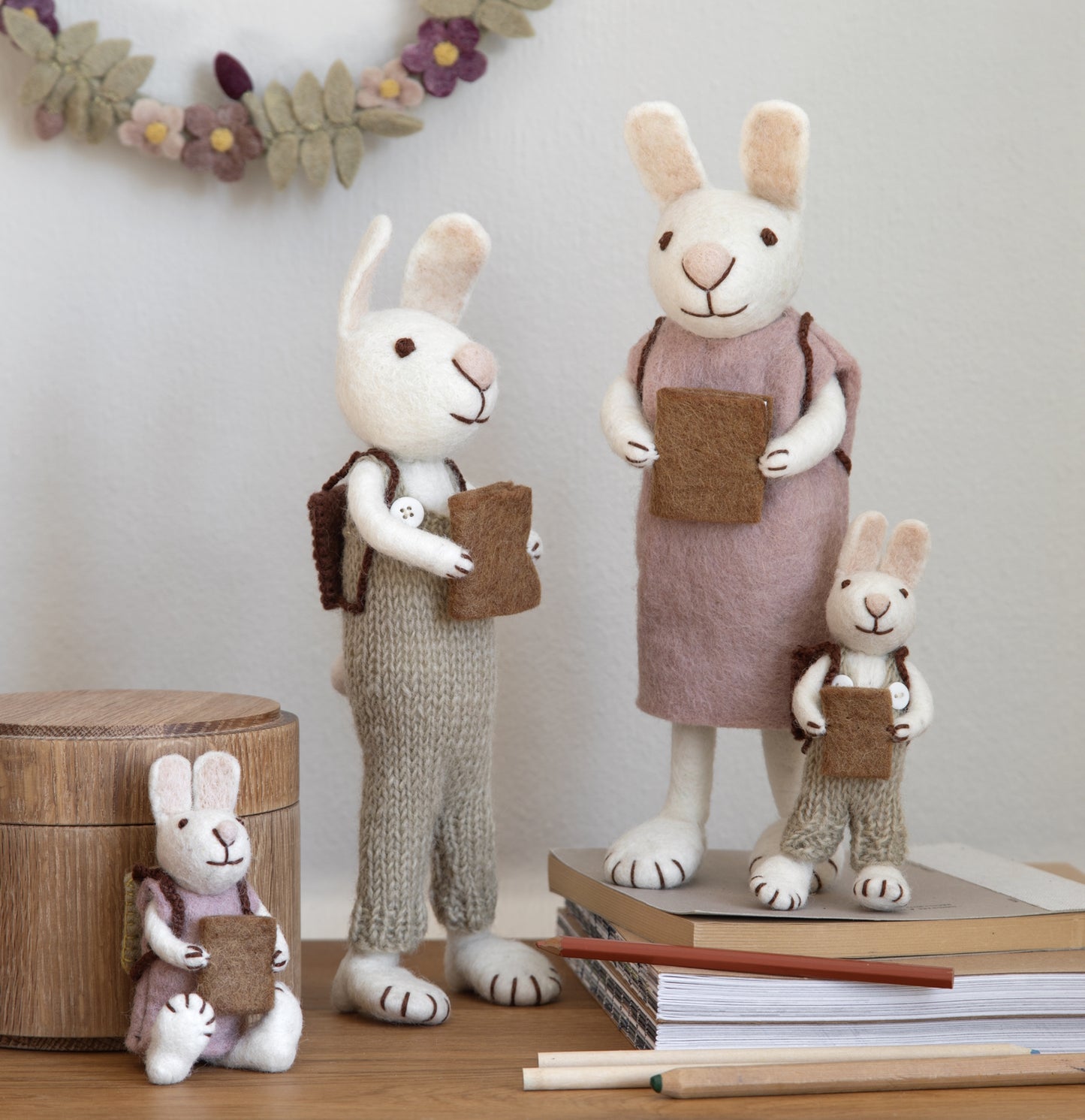 Gry & Sif Bunny Small White pants & book