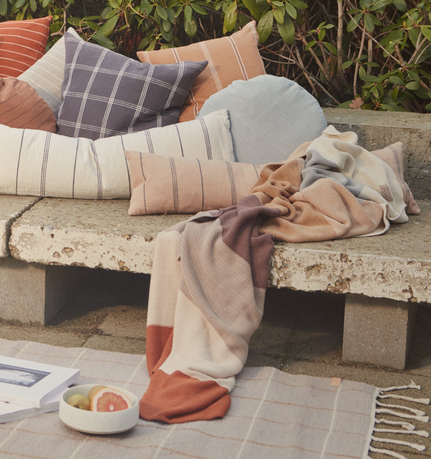 OYOY Iris Living Blanket Multi